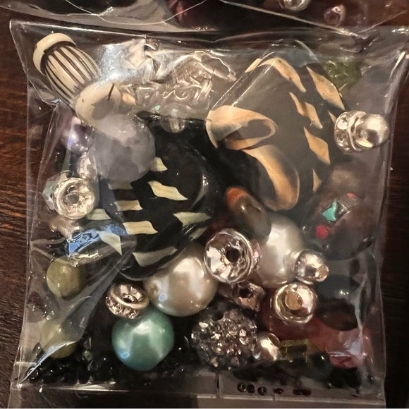 6 Bundles of Assorted Beads - Picture 5 of 7